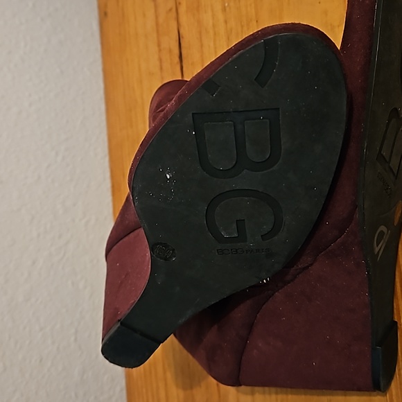 BCBG burgundy wedge ankle boots with gold side zippers size 10 - Picture 7 of 10